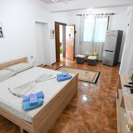 Guest House Flowers Berat Exterior photo