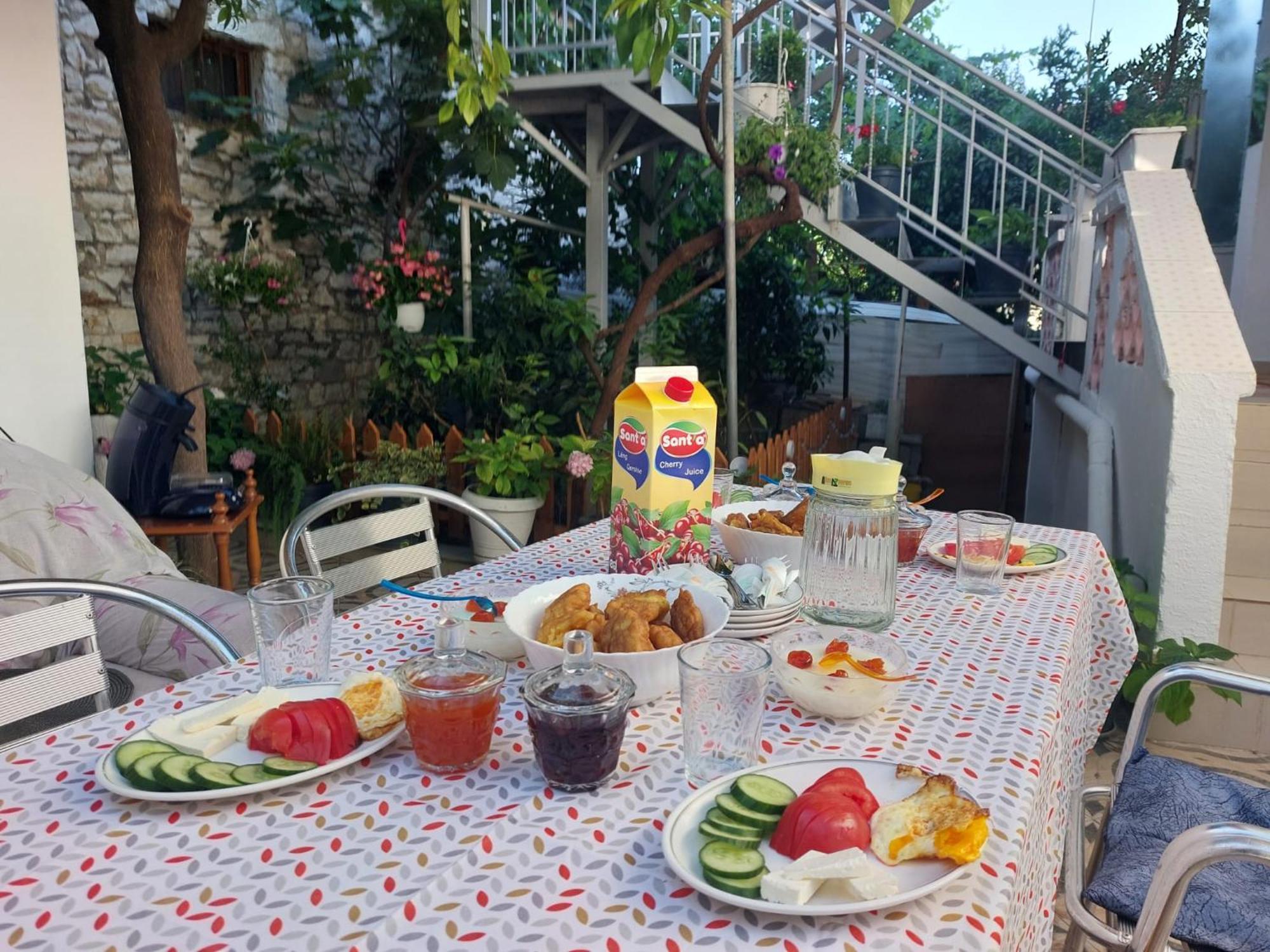 Guest House Flowers Berat Exterior photo