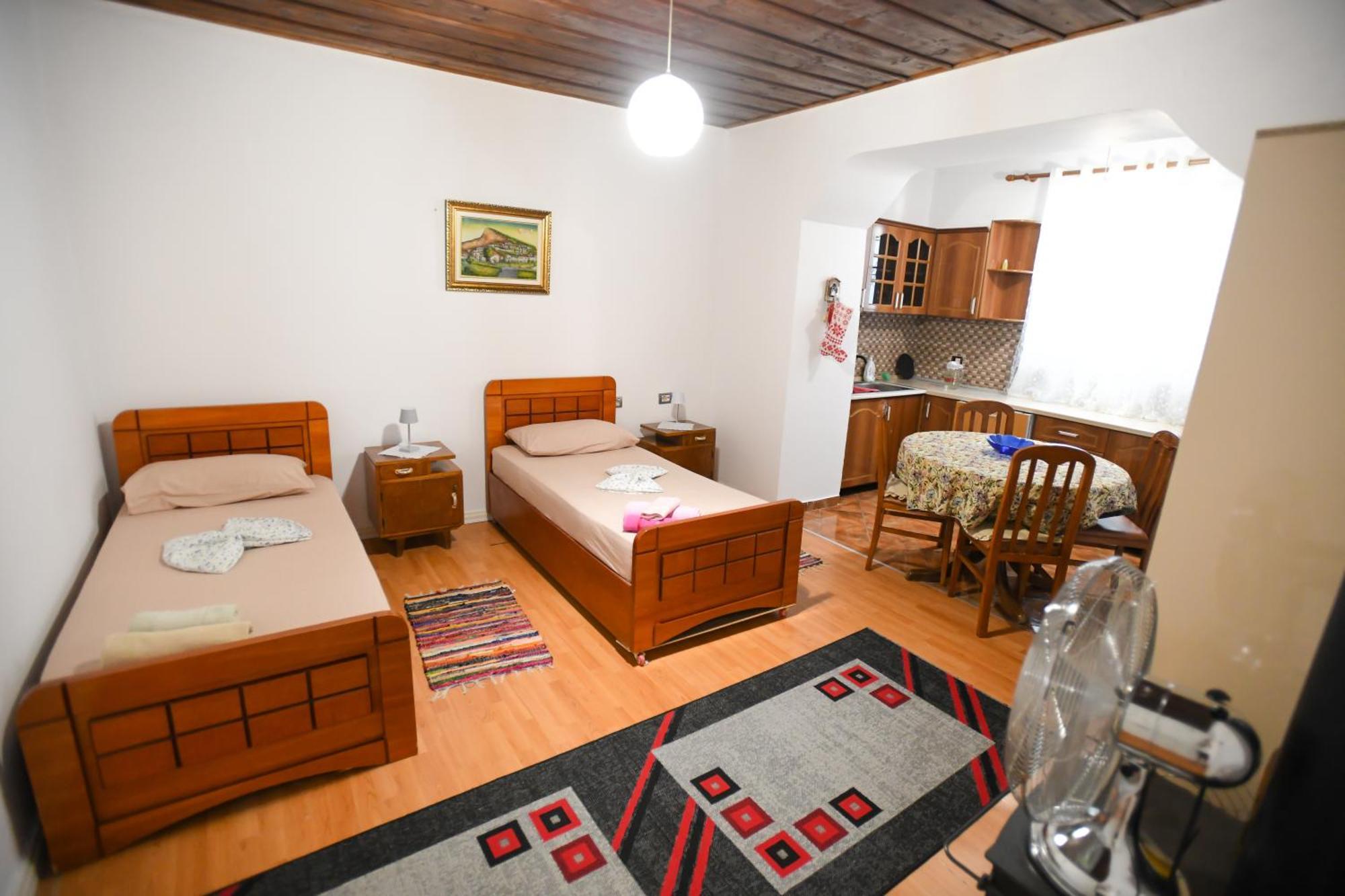 Guest House Flowers Berat Exterior photo